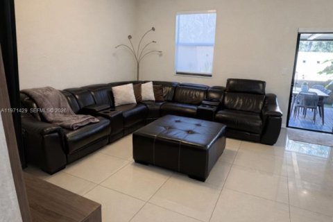 House in Doral, Florida 3 bedrooms, 165.09 sq.m. № 2041272 - photo 8