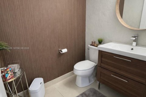 House in Doral, Florida 3 bedrooms, 165.09 sq.m. № 2041272 - photo 11