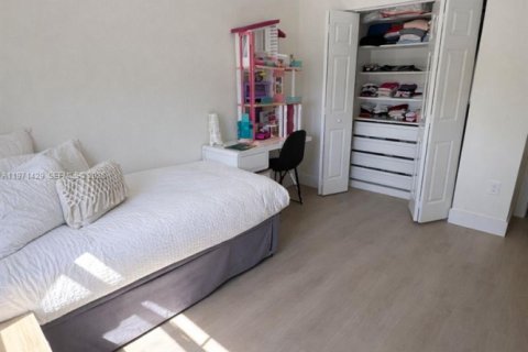 House in Doral, Florida 3 bedrooms, 165.09 sq.m. № 2041272 - photo 16