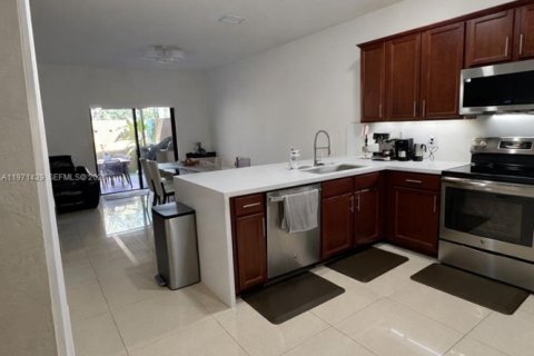 House in Doral, Florida 3 bedrooms, 165.09 sq.m. № 2041272 - photo 5