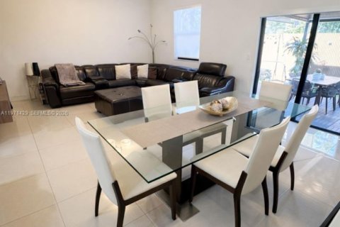 House in Doral, Florida 3 bedrooms, 165.09 sq.m. № 2041272 - photo 10