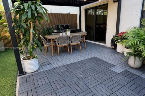 House in Doral, Florida 3 bedrooms, 165.09 sq.m. № 2041272 - photo 14