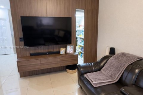 House in Doral, Florida 3 bedrooms, 165.09 sq.m. № 2041272 - photo 9