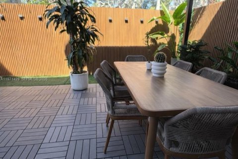 House in Doral, Florida 3 bedrooms, 165.09 sq.m. № 2041272 - photo 12