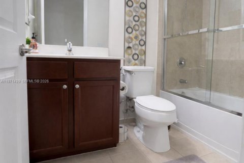 House in Doral, Florida 3 bedrooms, 165.09 sq.m. № 2041272 - photo 19