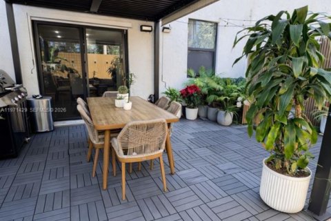 House in Doral, Florida 3 bedrooms, 165.09 sq.m. № 2041272 - photo 13