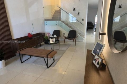 House in Doral, Florida 3 bedrooms, 165.09 sq.m. № 2041272 - photo 2