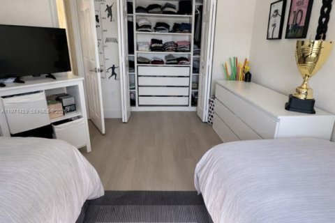 House in Doral, Florida 3 bedrooms, 165.09 sq.m. № 2041272 - photo 18