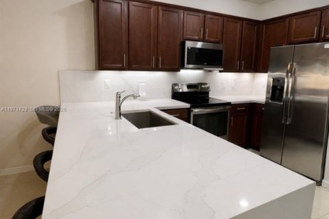 House in Doral, Florida 3 bedrooms, 165.09 sq.m. № 2041272 - photo 6