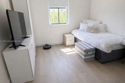 House in Doral, Florida 3 bedrooms, 165.09 sq.m. № 2041272 - photo 15