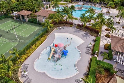 House in Doral, Florida 3 bedrooms, 165.09 sq.m. № 2041272 - photo 26