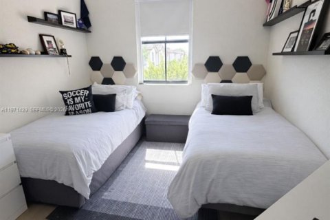 House in Doral, Florida 3 bedrooms, 165.09 sq.m. № 2041272 - photo 17