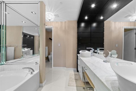 Купить кондоминиум в Бэл-Харбор, Флорида 2 спальни, 209.03м2, № 2038553 - фото 21