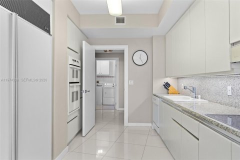 Купить кондоминиум в Бэл-Харбор, Флорида 2 спальни, 209.03м2, № 2038553 - фото 17