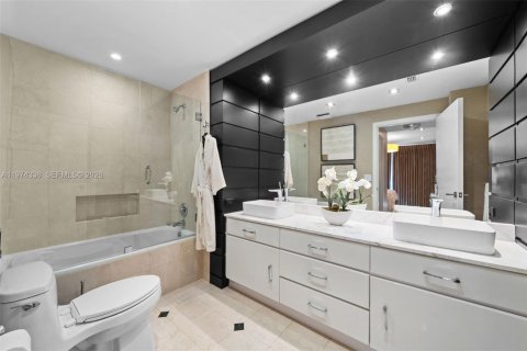 Купить кондоминиум в Бэл-Харбор, Флорида 2 спальни, 209.03м2, № 2038553 - фото 22