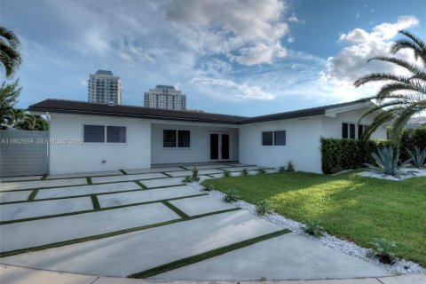 Villa ou maison à vendre à Miami, Floride: 4 chambres, 281.22 m2 № 2153207 - photo 2