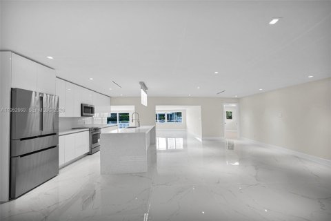 Villa ou maison à vendre à Miami, Floride: 4 chambres, 281.22 m2 № 2153207 - photo 18