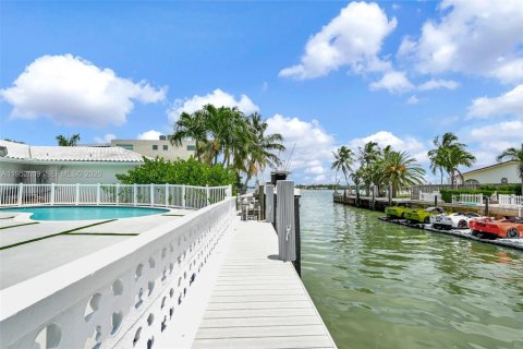 Villa ou maison à vendre à Miami, Floride: 4 chambres, 281.22 m2 № 2153207 - photo 9