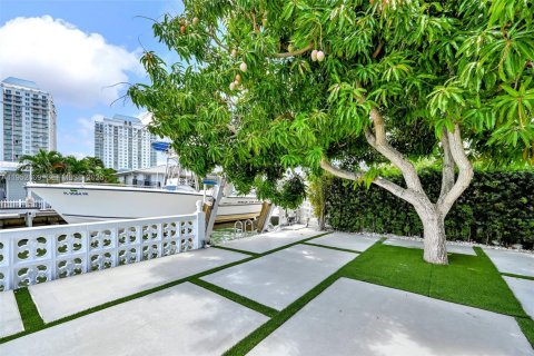 Villa ou maison à vendre à Miami, Floride: 4 chambres, 281.22 m2 № 2153207 - photo 11