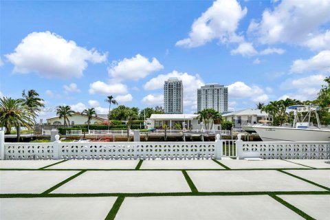 Villa ou maison à vendre à Miami, Floride: 4 chambres, 281.22 m2 № 2153207 - photo 10
