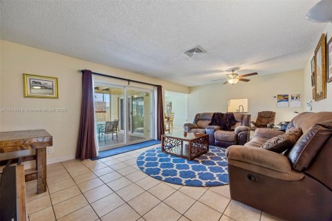 Casa en venta en Pembroke Pines, Florida, 3 dormitorios, 178.37 m2 № 1780056 - foto 9