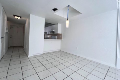 Townhouse in Hialeah, Florida 2 bedrooms, 86.4 sq.m. № 2244494 - photo 5
