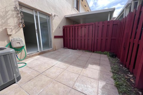 Townhouse in Hialeah, Florida 2 bedrooms, 86.4 sq.m. № 2244494 - photo 7