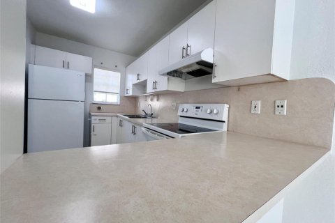 Townhouse in Hialeah, Florida 2 bedrooms, 86.4 sq.m. № 2244494 - photo 4