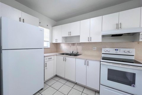 Townhouse in Hialeah, Florida 2 bedrooms, 86.4 sq.m. № 2244494 - photo 3