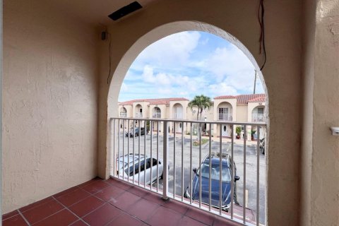 Townhouse in Hialeah, Florida 2 bedrooms, 86.4 sq.m. № 2244494 - photo 15