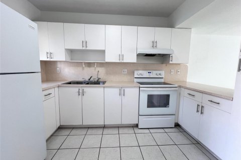 Townhouse in Hialeah, Florida 2 bedrooms, 86.4 sq.m. № 2244494 - photo 2