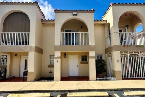 Townhouse in Hialeah, Florida 2 bedrooms, 86.4 sq.m. № 2244494