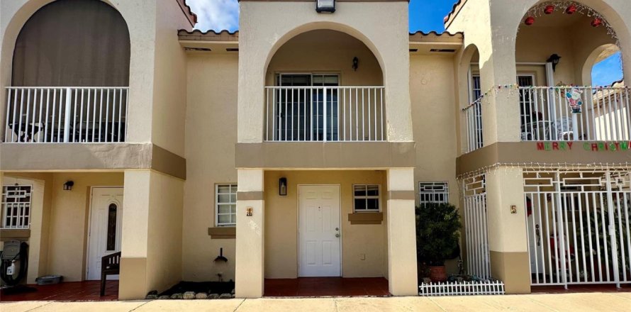 Townhouse in Hialeah, Florida 2 bedrooms, 86.4 sq.m. № 2244494