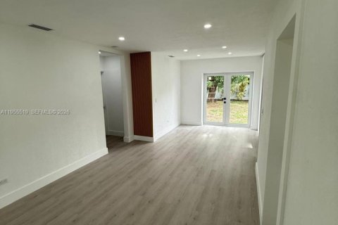 House in Miami, Florida 2 bedrooms, 71.53 sq.m. № 2020620 - photo 11