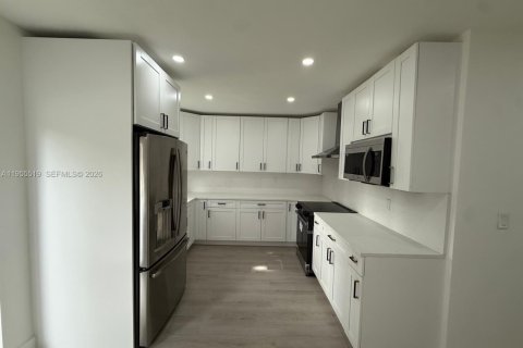 House in Miami, Florida 2 bedrooms, 71.53 sq.m. № 2020620 - photo 14