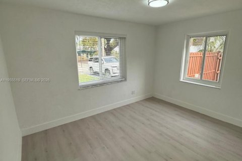 House in Miami, Florida 2 bedrooms, 71.53 sq.m. № 2020620 - photo 18