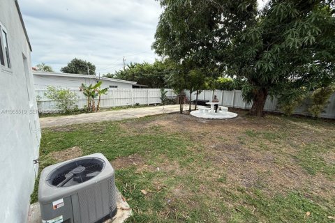 House in Miami, Florida 2 bedrooms, 71.53 sq.m. № 2020620 - photo 30