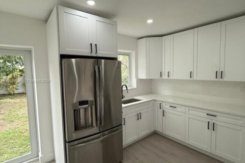 House in Miami, Florida 2 bedrooms, 71.53 sq.m. № 2020620 - photo 13