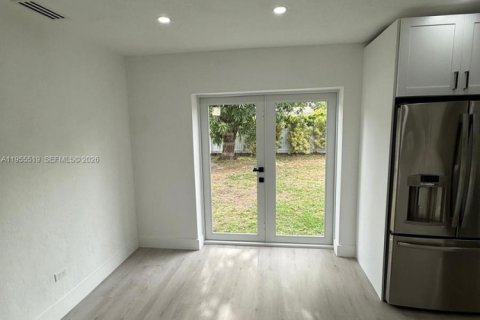House in Miami, Florida 2 bedrooms, 71.53 sq.m. № 2020620 - photo 12