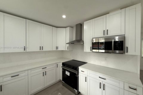 House in Miami, Florida 2 bedrooms, 71.53 sq.m. № 2020620 - photo 15