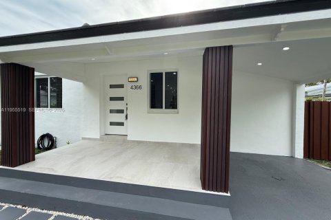 House in Miami, Florida 2 bedrooms, 71.53 sq.m. № 2020620 - photo 3