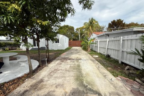 House in Miami, Florida 2 bedrooms, 71.53 sq.m. № 2020620 - photo 27