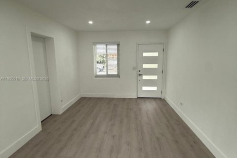 House in Miami, Florida 2 bedrooms, 71.53 sq.m. № 2020620 - photo 9