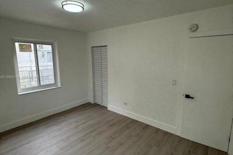 House in Miami, Florida 2 bedrooms, 71.53 sq.m. № 2020620 - photo 21