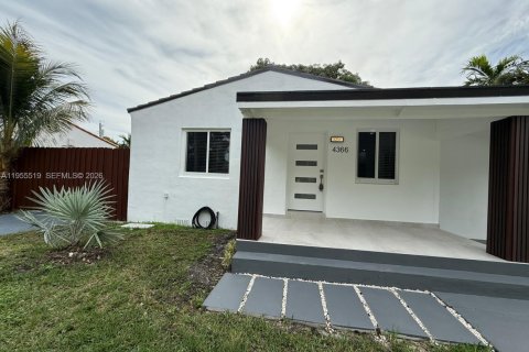 House in Miami, Florida 2 bedrooms, 71.53 sq.m. № 2020620 - photo 2