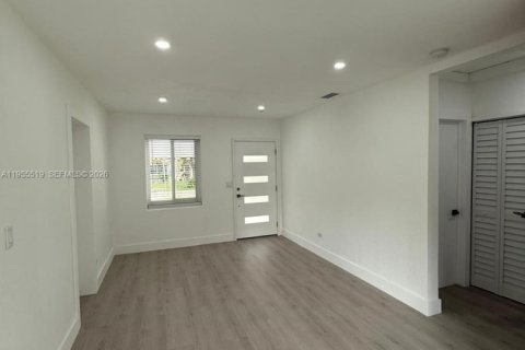 House in Miami, Florida 2 bedrooms, 71.53 sq.m. № 2020620 - photo 8