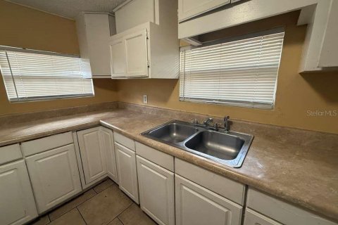 House in Orlando, Florida 5 bedrooms, 139.35 sq.m. № 2101708 - photo 22
