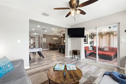 House in Palm Harbor, Florida 3 bedrooms, 141.12 sq.m. № 2273168 - photo 30