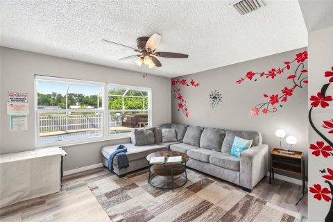 House in Palm Harbor, Florida 3 bedrooms, 141.12 sq.m. № 2273168 - photo 27