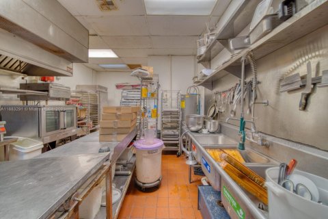 Commercial property in Oakland Park, Florida № 1930006 - photo 13